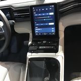 Tesla lässt grüßen: ein großes Tablet in der Mitte des Autos