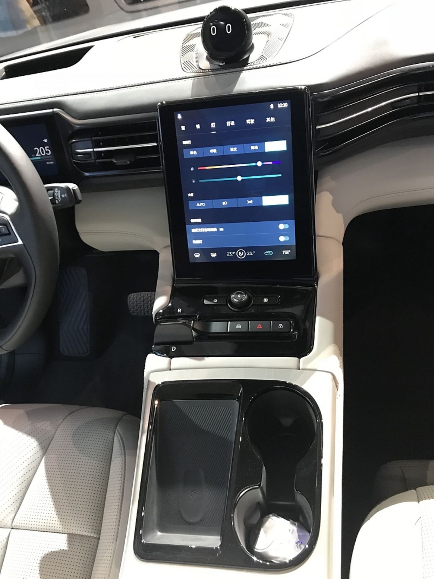 Tesla lässt grüßen: ein großes Tablet in der Mitte des Autos