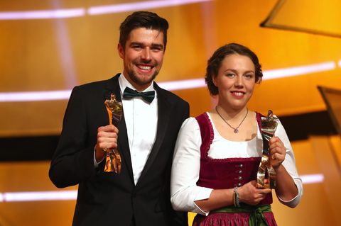 Laura Dahlmeier und Johannes Rydzek mit ihrer Trophäe bei der "Sportler des Jahres"-Gala