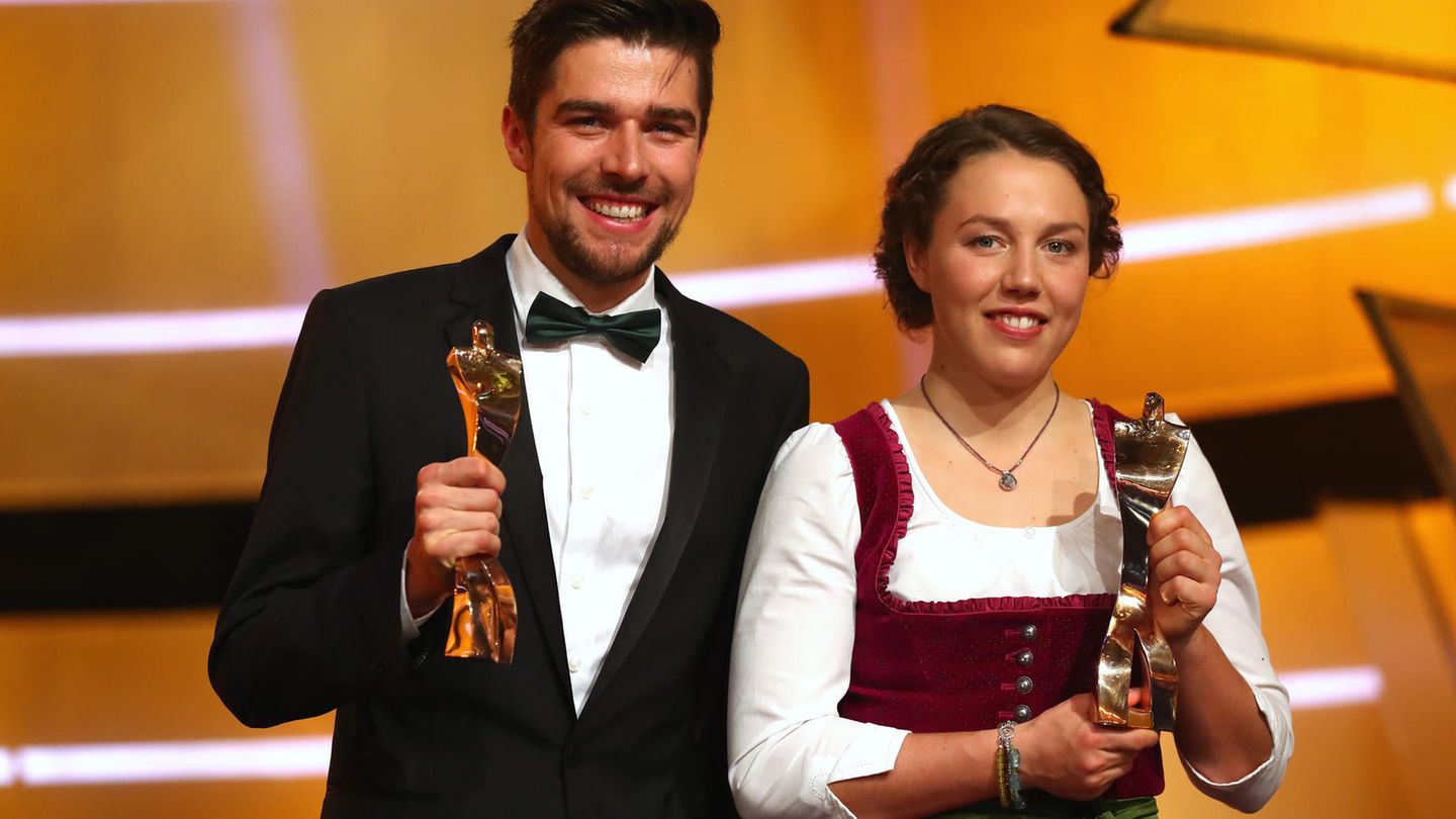 Laura Dahlmeier und Johannes Rydzek mit ihrer Trophäe bei der "Sportler des Jahres"-Gala