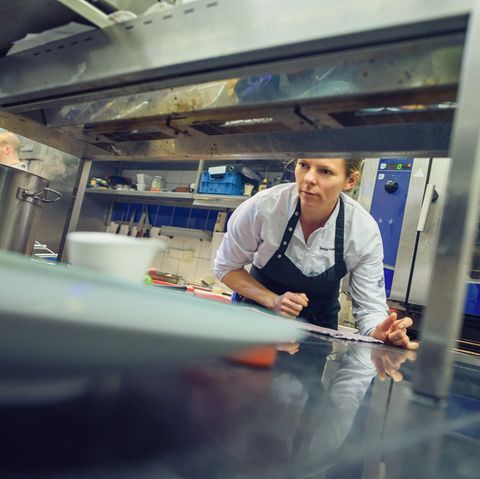 Sonja Frühsammer ist eine von wenigen Spitzenköchinnen in der Branche. Das Missverhältnis beginnt bisher schon in der Ausbildung: Auf drei männliche Auszubildende im Fach Koch und Köchin kommt ein weiblicher. "Diese Zahl ist seit vielen Jahren nahezu konstant", sagt Sandra Warden von der Dehoga.  