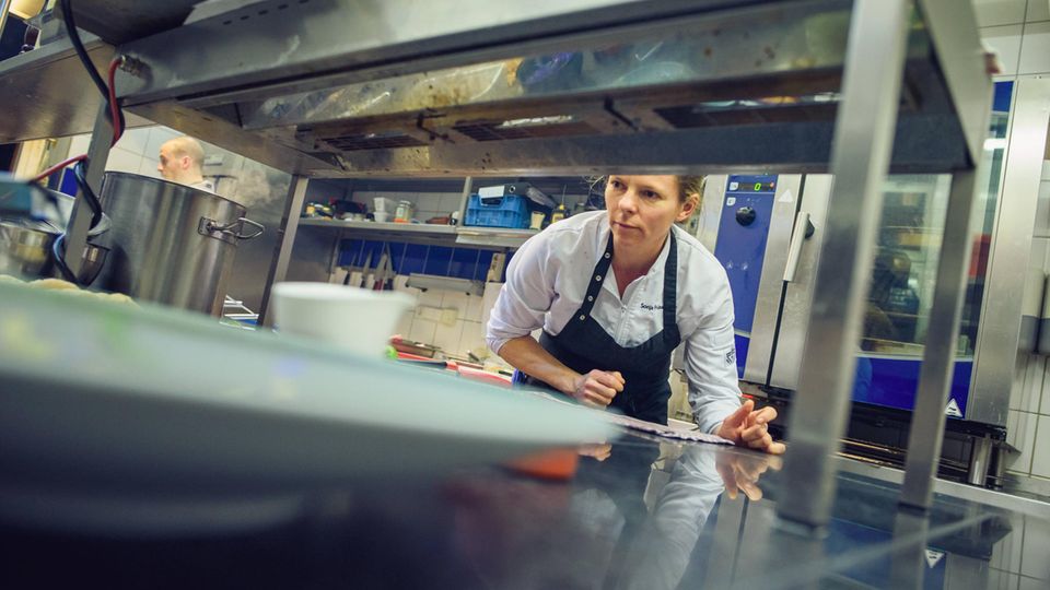 Sonja Frühsammer ist eine von wenigen Spitzenköchinnen in der Branche. Das Missverhältnis beginnt bisher schon in der Ausbildung: Auf drei männliche Auszubildende im Fach Koch und Köchin kommt ein weiblicher. "Diese Zahl ist seit vielen Jahren nahezu konstant", sagt Sandra Warden von der Dehoga.  
