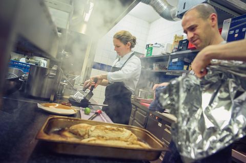 Noch Anfang der 90er Jahre bekam Sonja Frühsammer bei ihren Bewerbungen zu hören: "Nein, wir stellen keine Frauen ein, das bringt das Team durcheinander." Heute trägt sie einen Michelin-Stern.
