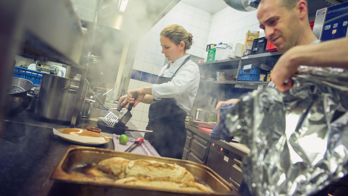Noch Anfang der 90er Jahre bekam Sonja Frühsammer bei ihren Bewerbungen zu hören: "Nein, wir stellen keine Frauen ein, das bringt das Team durcheinander." Heute trägt sie einen Michelin-Stern.