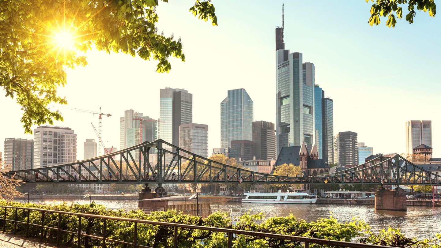 Deutlich teurer ist es zum Beispiel in Frankfurt am Main: In der Bankenmetropole liegt die Miete bei 8,07 Euro.