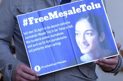 Mesale Tolu saß monatelang im türkischen Gefängnis. Nun wird die Journalistin aus der Untersuchungshaft entlassen.