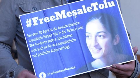 Mesale Tolu saß monatelang im türkischen Gefängnis. Nun wird die Journalistin aus der Untersuchungshaft entlassen.