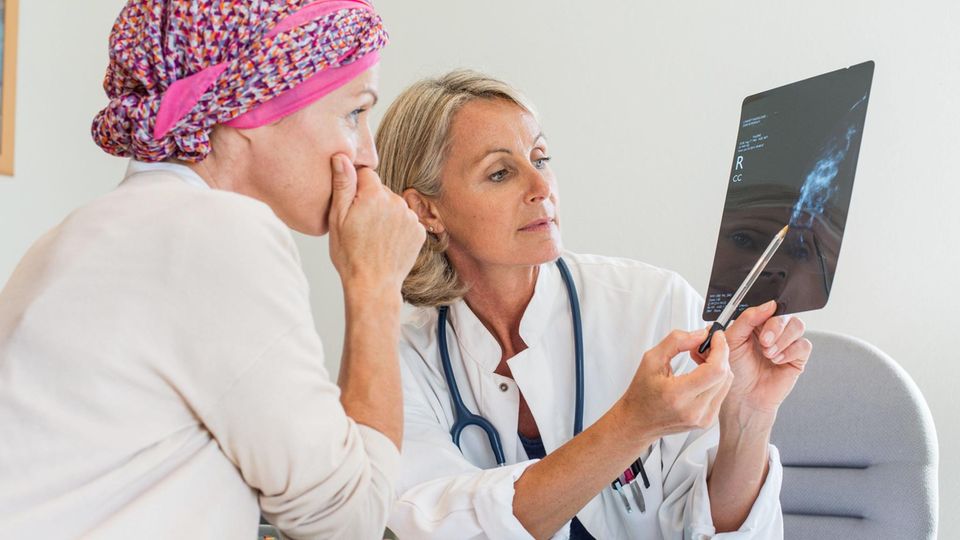 Wie Gen-Tests über eine Chemotherapie entscheiden sollen: Eine Brustkrebs-Patientin im Gespräch mit einer Ärztin