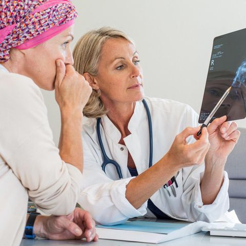 Wie Gen-Tests über eine Chemotherapie entscheiden sollen: Eine Brustkrebs-Patientin im Gespräch mit einer Ärztin