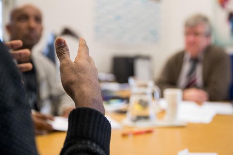 Ein Asylbewerber während seiner Anhörung beim BAMF