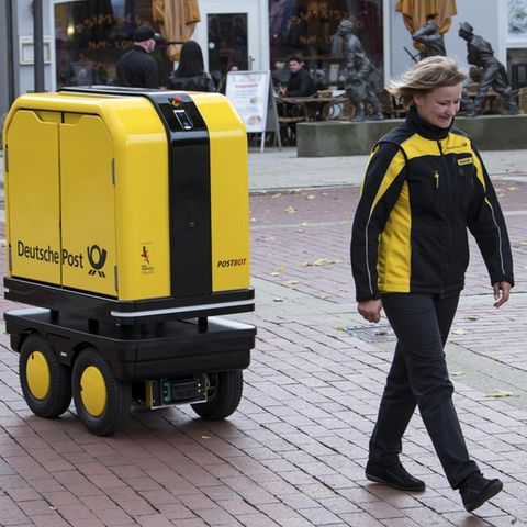 Der neue "Postbot" im Einsatz für die Deutsche Post