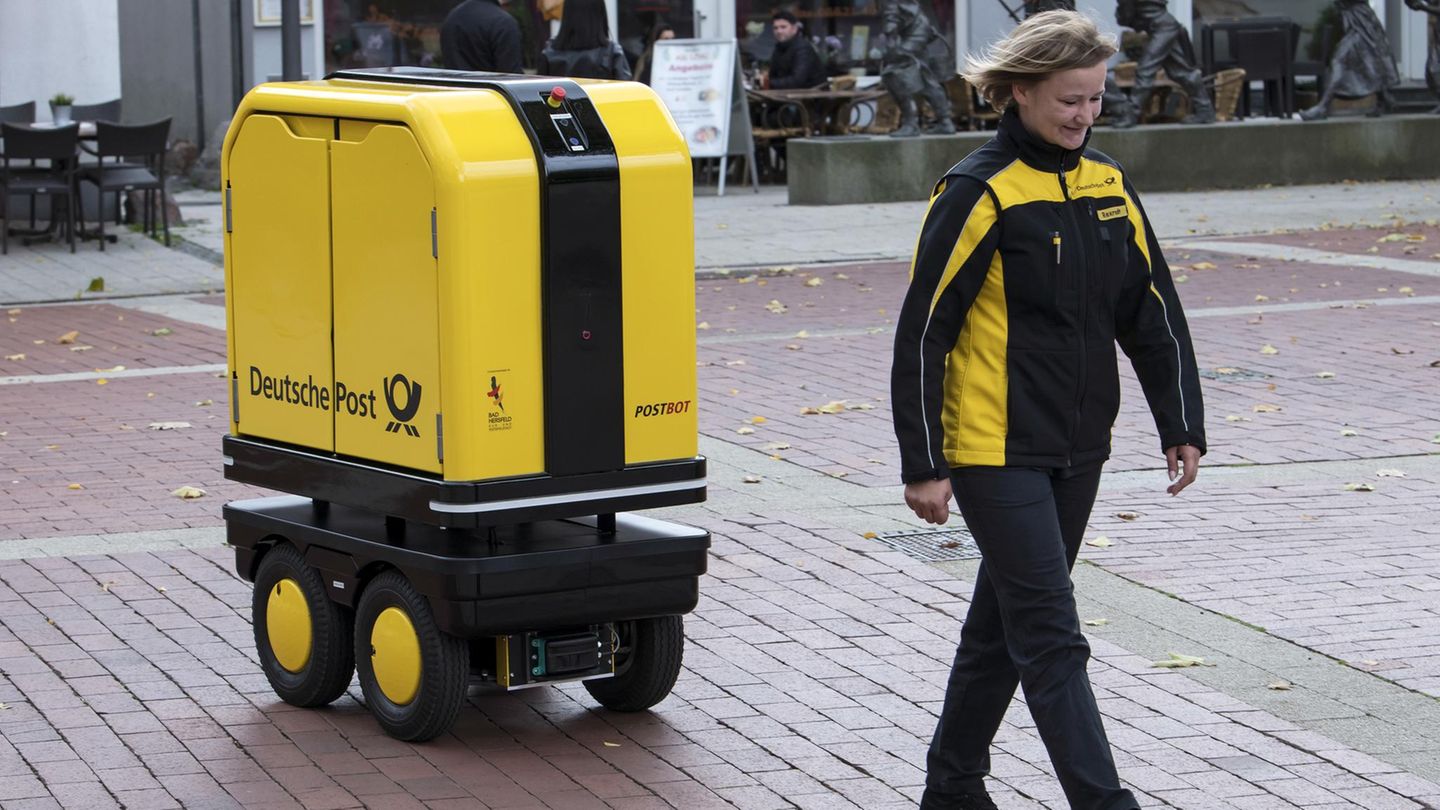 Der neue "Postbot" im Einsatz für die Deutsche Post
