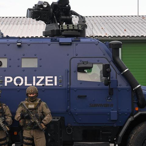Bewaffnete Polizisten des SEK stehen während der Präsentation des neuen Panzerwagens "Survivor R" in Leipzig vor dem Fahrzeug