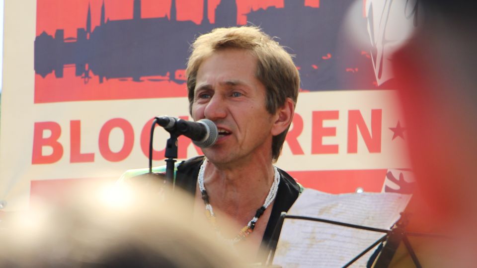 Schorsch Kamerun spielt im Juli in Hamburg mit seiner Band bei der Demonstration "Welcome to Hell" Schorsch Kamerun spielt im Juli in Hamburg mit seiner Band bei der Demonstration "Welcome to Hell"