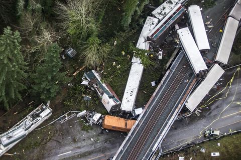 Nach jüngsten Angaben starben bei dem Zugunglück in den USA drei Menschen