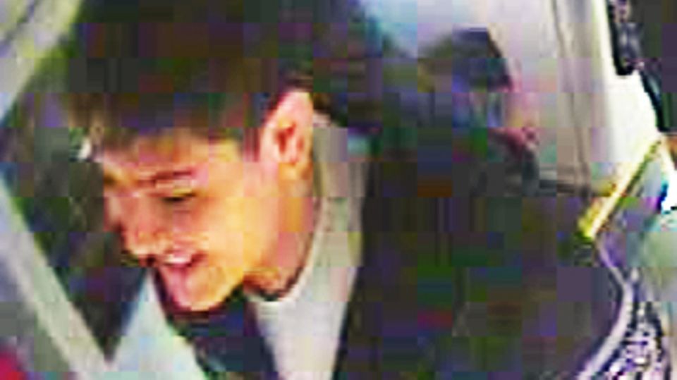 Nachrichten Deutschland Köln Die Kölner Polizei sucht diesen Teenager, der einen 52-jährigen Fahrgast niedergetreten hat