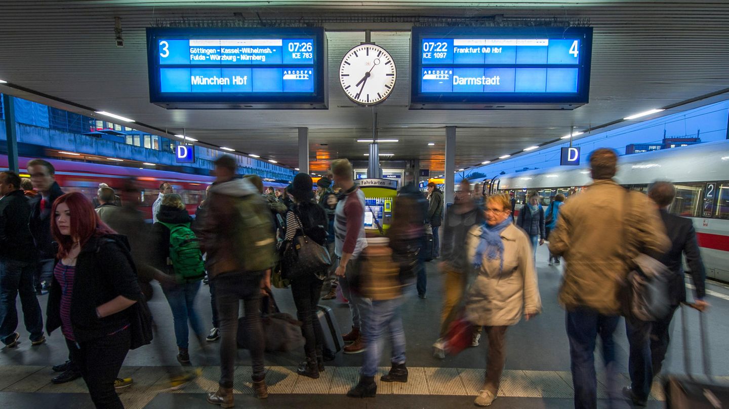 Die Zahl der Anträge von Bahnreisenden bei der Schlichtungsstelle für den öffentlichen Personenverkehr (SÖP) kletterte 2017 sogar um 16 Prozent, nachdem sie in den letzten drei Jahren stets leicht zurückgegangen war. 