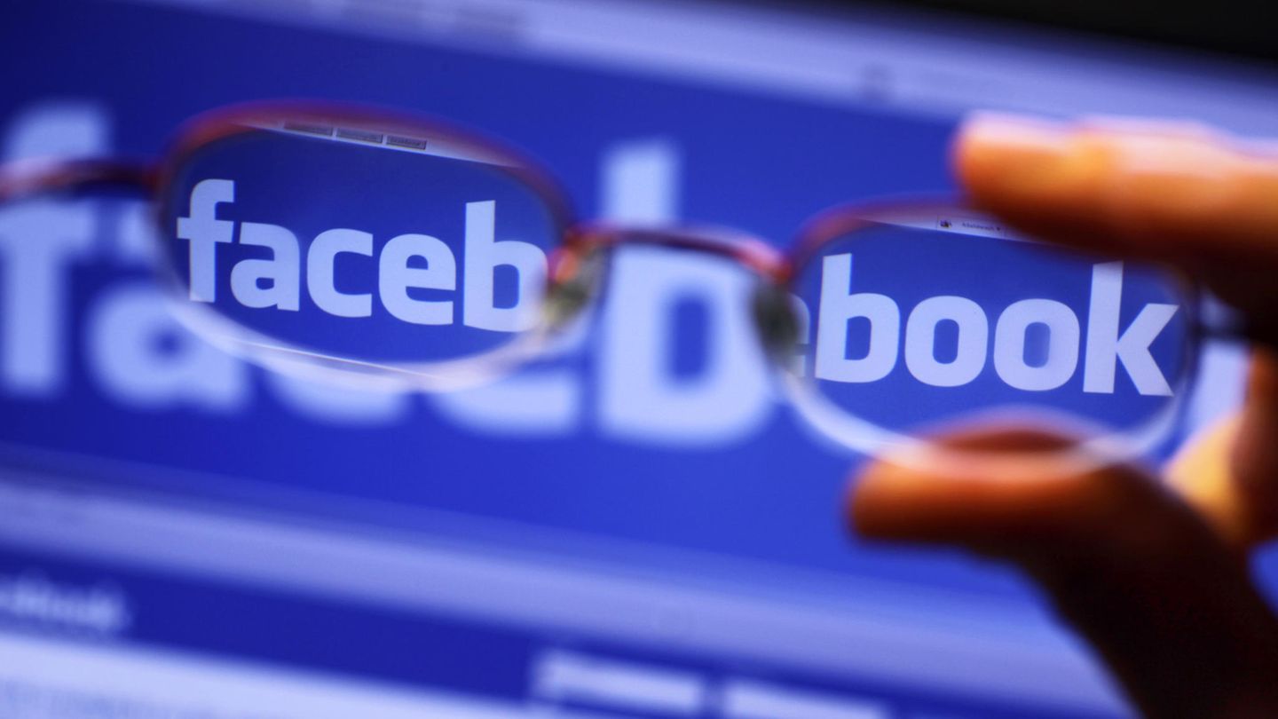 Facebook-Startseite durch eine Brille betrachtet