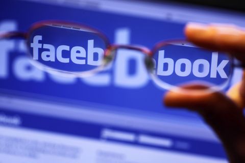 Facebook-Startseite durch eine Brille betrachtet