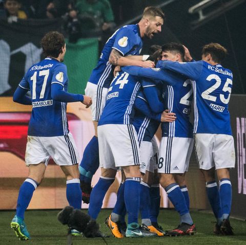 Irgendwo da drin muss Max Meyer stecken, der das entscheidende 1:0 für Schalke gegen Köln im DFB-Pokal geköpft hat