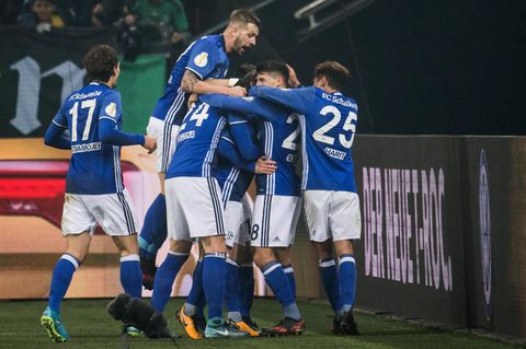 Irgendwo da drin muss Max Meyer stecken, der das entscheidende 1:0 für Schalke gegen Köln im DFB-Pokal geköpft hat
