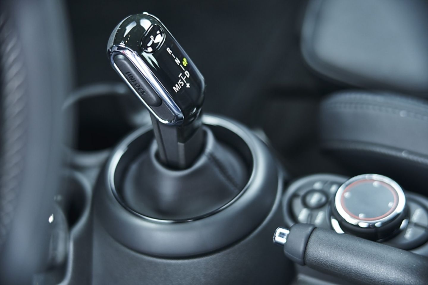 Mini Cooper D mit Doppelkupplungsgetriebe - der Schalthebel hat ein etwas eigenwilliges Design