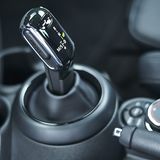 Mini Cooper D mit Doppelkupplungsgetriebe - der Schalthebel hat ein etwas eigenwilliges Design