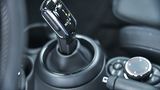 Mini Cooper D mit Doppelkupplungsgetriebe - der Schalthebel hat ein etwas eigenwilliges Design
