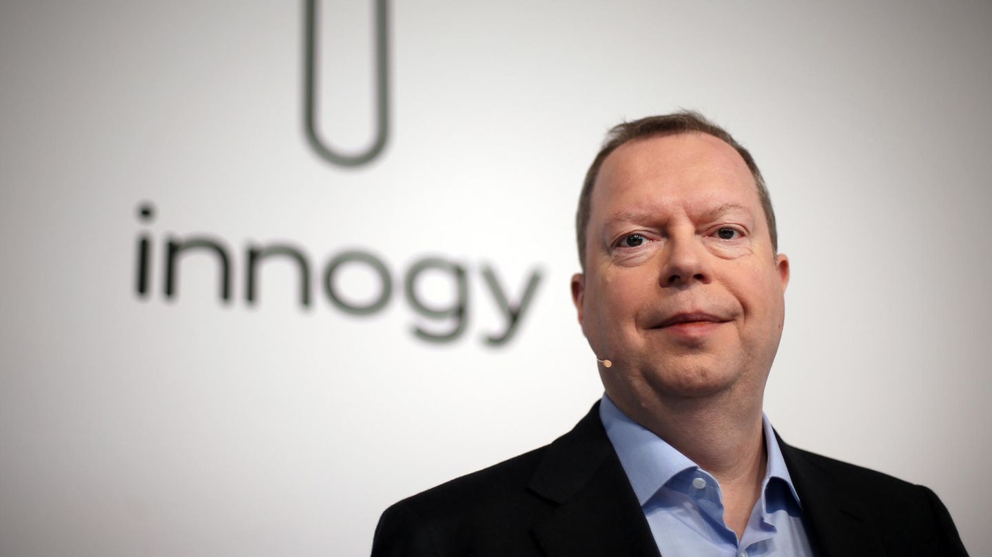 Peter Terium vor einem Innogy-Plakat
