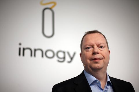 Peter Terium vor einem Innogy-Plakat