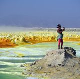 Januar    Dallol, Äthiopien. Die Danakil-Senke ist eine der heißesten und unwirtlichsten Gegenden der Erde. Bis zu 50 Grad Celsius herrschen auf der 100 Meter unterhalb des Meeresspiegels liegenden Ebene. Doch die surreale Landschaft zieht trotzdem Touristen an, die sich auch in der sengenden Hitze ein Selfie nicht verkneifen können. 