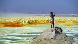 Januar    Dallol, Äthiopien. Die Danakil-Senke ist eine der heißesten und unwirtlichsten Gegenden der Erde. Bis zu 50 Grad Celsius herrschen auf der 100 Meter unterhalb des Meeresspiegels liegenden Ebene. Doch die surreale Landschaft zieht trotzdem Touristen an, die sich auch in der sengenden Hitze ein Selfie nicht verkneifen können. 