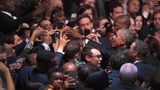 Januar    Chicago, USA. Die Präsidentschaft Barack Obamas ist bald Geschichte: Mit einer großen Rede wandte er sich noch ein letztes Mal an die Amerikaner. Im Anschluss wollten viele Hände geschüttelt werden.