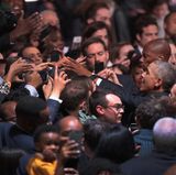 Januar    Chicago, USA. Die Präsidentschaft Barack Obamas ist bald Geschichte: Mit einer großen Rede wandte er sich noch ein letztes Mal an die Amerikaner. Im Anschluss wollten viele Hände geschüttelt werden.