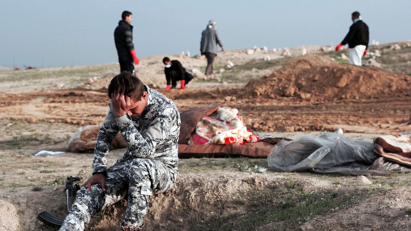 März    Mossul, Irak. Nach der Entdeckung eines Massengrabs in einem Gebiet, das bis vor kurzem vom IS-Truppen besetzt war, versucht dieser Polizist, sich zu sammeln und den Horror zu verarbeiten, den er soeben gesehen hat.
