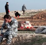 März    Mossul, Irak. Nach der Entdeckung eines Massengrabs in einem Gebiet, das bis vor kurzem vom IS-Truppen besetzt war, versucht dieser Polizist, sich zu sammeln und den Horror zu verarbeiten, den er soeben gesehen hat.