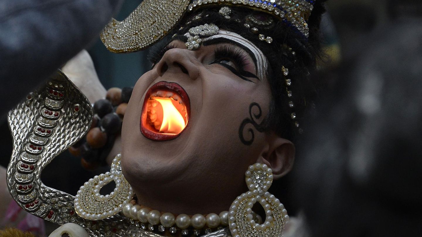 Bilder des Jahres: Februar Jalandhar, Indien. Beim Mahashivratri-Festival in der nordindischen Stadt Jalandhar hält ein als Gottheit verkleideter Hindu eine Kerze in seinem Mund. Grund für dieses waghalsige Schauspiel ist die Huldigung des hinduistischen Gottes Shiva bei einem religiösen Festzug anlässlich des Festivals. Februar Jalandhar, Indien. Beim Mahashivratri-Festival in der nordindischen Stadt Jalandhar hält ein als Gottheit verkleideter Hindu eine Kerze in seinem Mund. Grund für dieses waghalsige Schauspiel ist die Huldigung des hinduistischen Gottes Shiva bei einem religiösen Festzug anlässlich des Festivals.