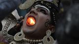 Februar    Jalandhar, Indien. Beim Mahashivratri-Festival in der nordindischen Stadt Jalandhar hält ein als Gottheit verkleideter Hindu eine Kerze in seinem Mund. Grund für dieses waghalsige Schauspiel ist die Huldigung des hinduistischen Gottes Shiva bei einem religiösen Festzug anlässlich des Festivals. 