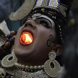 Februar    Jalandhar, Indien. Beim Mahashivratri-Festival in der nordindischen Stadt Jalandhar hält ein als Gottheit verkleideter Hindu eine Kerze in seinem Mund. Grund für dieses waghalsige Schauspiel ist die Huldigung des hinduistischen Gottes Shiva bei einem religiösen Festzug anlässlich des Festivals. 