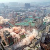 August    Zhengzhou, China: In der Hauptstadt der Provinz Henan wurden mehr als 36 Häuser innerhalb von 20 Sekunden mit 2,5 Tonnen Dynamit zerstört. Grund der Sprengung: Es sollte Platz für ein neues Bauprojekt geschaffen werden. Die Häuser waren Teil des sogenannten "größten Dorfs in der Stadt".