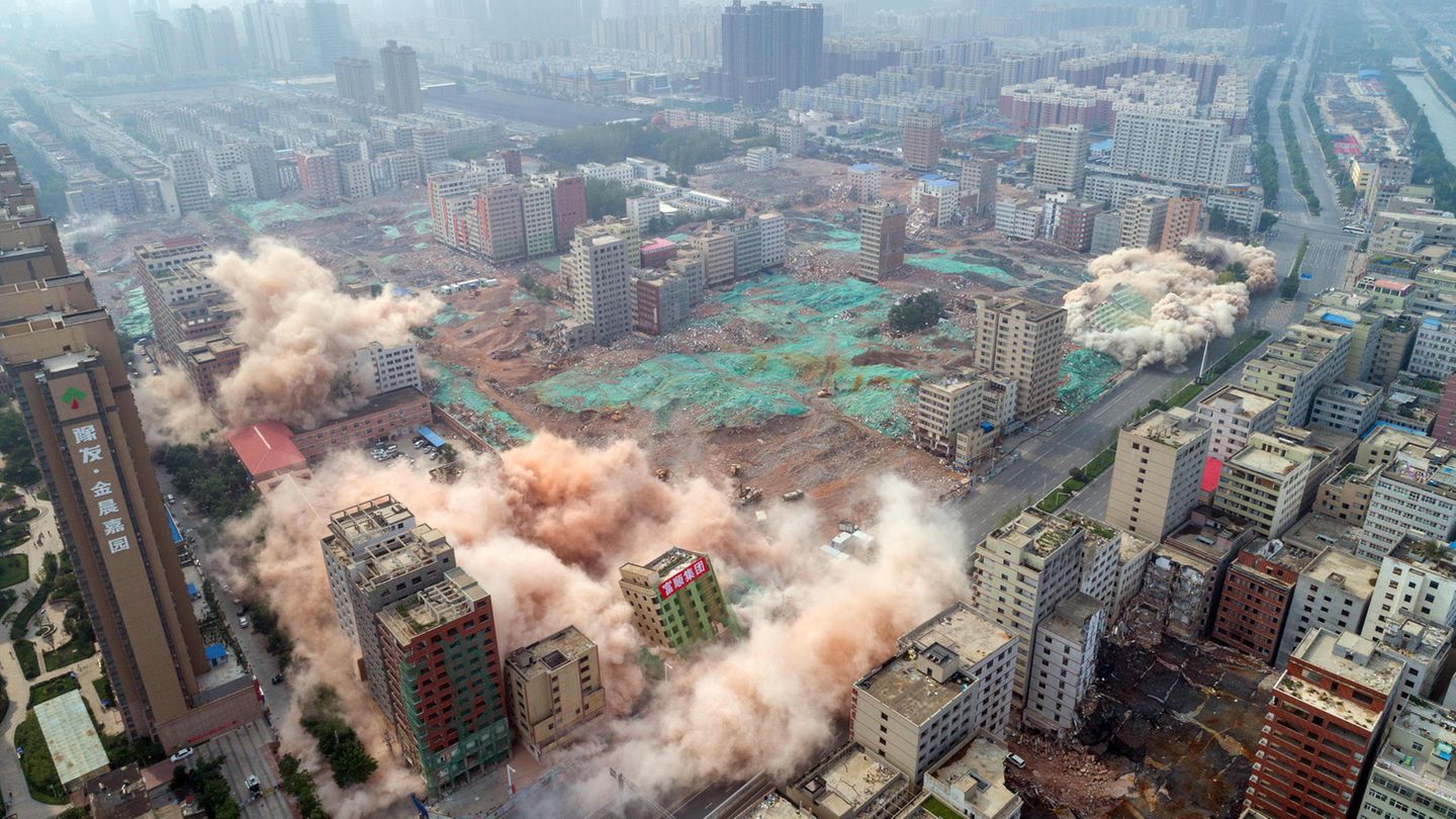 Bilder des Jahres: August Zhengzhou, China: In der Hauptstadt der Provinz Henan wurden mehr als 36 Häuser innerhalb von 20 Sekunden mit 2,5 Tonnen Dynamit zerstört. Grund der Sprengung: Es sollte Platz für ein neues Bauprojekt geschaffen werden. Die Häuser waren Teil des sogenannten "größten Dorfs in der Stadt". August Zhengzhou, China: In der Hauptstadt der Provinz Henan wurden mehr als 36 Häuser innerhalb von 20 Sekunden mit 2,5 Tonnen Dynamit zerstört. Grund der Sprengung: Es sollte Platz für ein neues Bauprojekt geschaffen werden. Die Häuser waren Teil des sogenannten "größten Dorfs in der Stadt".