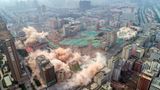 August    Zhengzhou, China: In der Hauptstadt der Provinz Henan wurden mehr als 36 Häuser innerhalb von 20 Sekunden mit 2,5 Tonnen Dynamit zerstört. Grund der Sprengung: Es sollte Platz für ein neues Bauprojekt geschaffen werden. Die Häuser waren Teil des sogenannten "größten Dorfs in der Stadt".