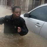 August  Houston, USA. Der 14-jährige Deleon Gambel hat seine liebe Mühe, durch die Straßen von Houston zu kommen. Besonders im Süden des US-Bundesstaates Texas hat der Tropensturm "Harvey" Überschwemmungen und Verwüstungen hinterlassen. Und so kämpft Gambel sich durch das für ihn mehr als hüfttiefe Wasser.