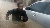 August  Houston, USA. Der 14-jährige Deleon Gambel hat seine liebe Mühe, durch die Straßen von Houston zu kommen. Besonders im Süden des US-Bundesstaates Texas hat der Tropensturm "Harvey" Überschwemmungen und Verwüstungen hinterlassen. Und so kämpft Gambel sich durch das für ihn mehr als hüfttiefe Wasser.