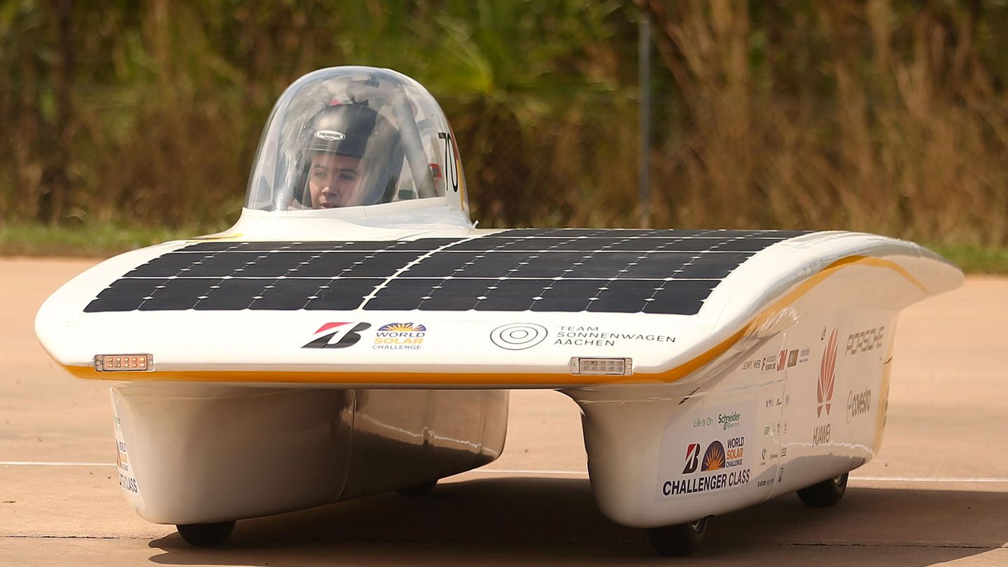 Bilder des Jahres: Oktober Darwin, Australien. Es wiegt 200 Kilogramm und fährt bis zu 140 km/h schnell - und das allein mit der Kraft der Sonne. Mit diesem Solarauto startete das deutsche Team bei der World Solar Challenge. 3022 Kilometer durchs das australische Outback muss das Gefährt bewältigen. Oktober Darwin, Australien. Es wiegt 200 Kilogramm und fährt bis zu 140 km/h schnell - und das allein mit der Kraft der Sonne. Mit diesem Solarauto startete das deutsche Team bei der World Solar Challenge. 3022 Kilometer durchs das australische Outback muss das Gefährt bewältigen.