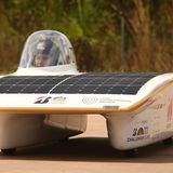 Oktober    Darwin, Australien. Es wiegt 200 Kilogramm und fährt bis zu 140 km/h schnell - und das allein mit der Kraft der Sonne. Mit diesem Solarauto startete das deutsche Team bei der World Solar Challenge. 3022 Kilometer durchs das australische Outback muss das Gefährt bewältigen.
