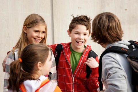 Freunde auf dem Schulhof