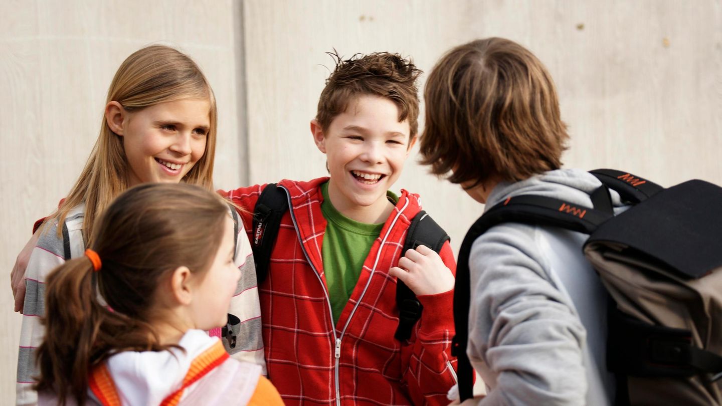 Freunde auf dem Schulhof