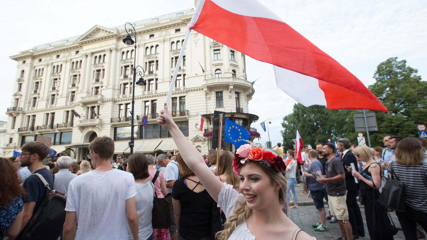 EU-Komission tagt zu Polens Justizreform: Straßenproteste gegen die neue Justizreform in Warschau, Polen