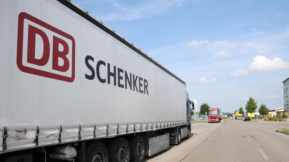 Lkw von DB Schenker, dem Logistikunternehmen der Deutschen Bahn